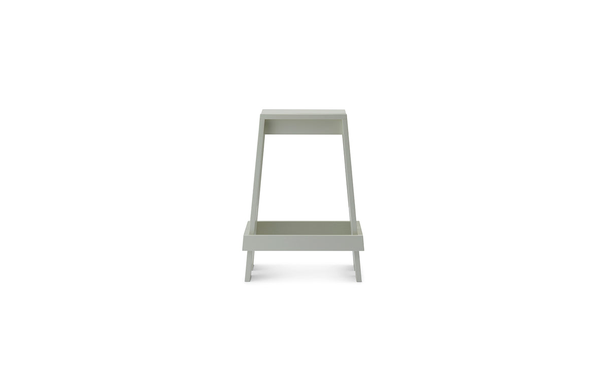 Barhocker Let 65 cm von Normann Copenhagen aus lackierter Eiche mit zwei parallelen, leicht geneigten Holzbrettern als Sitzfläche.