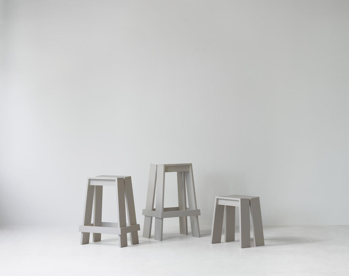 Barhocker Let 65 cm von Normann Copenhagen aus lackierter Eiche mit zwei parallelen, leicht geneigten Holzbrettern als Sitzfläche.