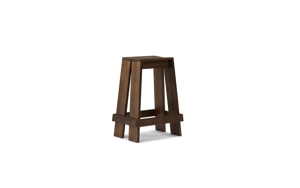 Barhocker Let 65 cm von Normann Copenhagen aus lackierter Eiche mit zwei parallelen, leicht geneigten Holzbrettern als Sitzfläche.