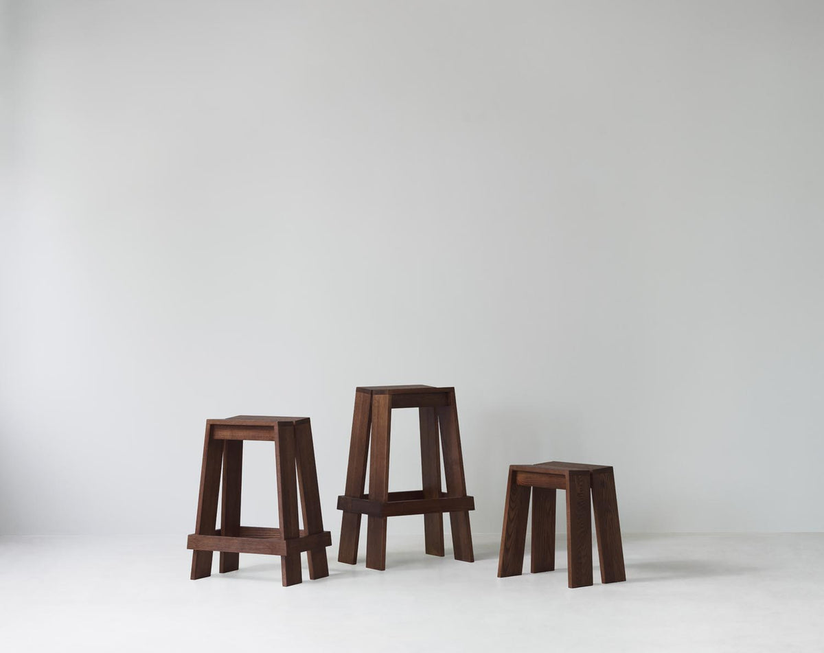Barhocker Let 65 cm von Normann Copenhagen aus lackierter Eiche mit zwei parallelen, leicht geneigten Holzbrettern als Sitzfläche.