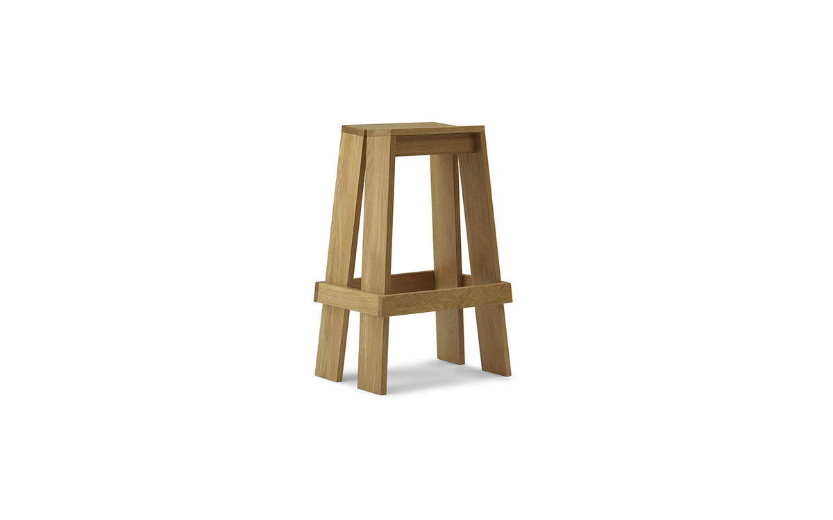 Barhocker Let 75 cm von Normann Copenhagen aus lackierter Eiche, mit zwei parallelen, leicht geneigten Holzplanken als Sitzfläche und Beinen.