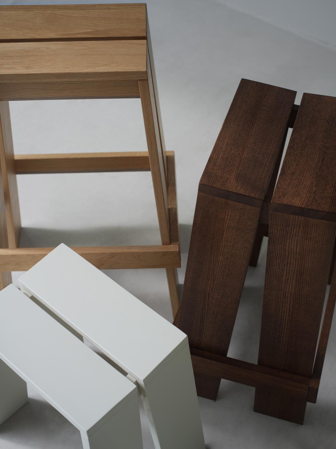 Barhocker Let 75 cm von Normann Copenhagen aus lackierter Eiche, mit zwei parallelen, leicht geneigten Holzplanken als Sitzfläche und Beinen.
