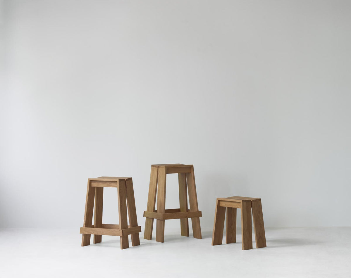 Barhocker Let 75 cm von Normann Copenhagen aus lackierter Eiche, mit zwei parallelen, leicht geneigten Holzplanken als Sitzfläche und Beinen.
