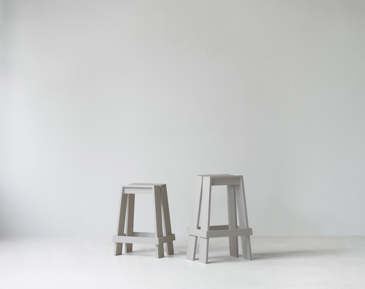 Barhocker Let 75 cm von Normann Copenhagen aus lackierter Eiche, mit zwei parallelen, leicht geneigten Holzplanken als Sitzfläche und Beinen.