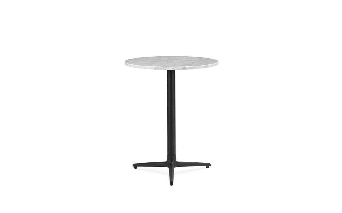 Runder Esstisch der Serie Allez von Normann Copenhagen mit weisser Marmor-Tischplatte und dreibeinigem Gestell aus Gusseisen.