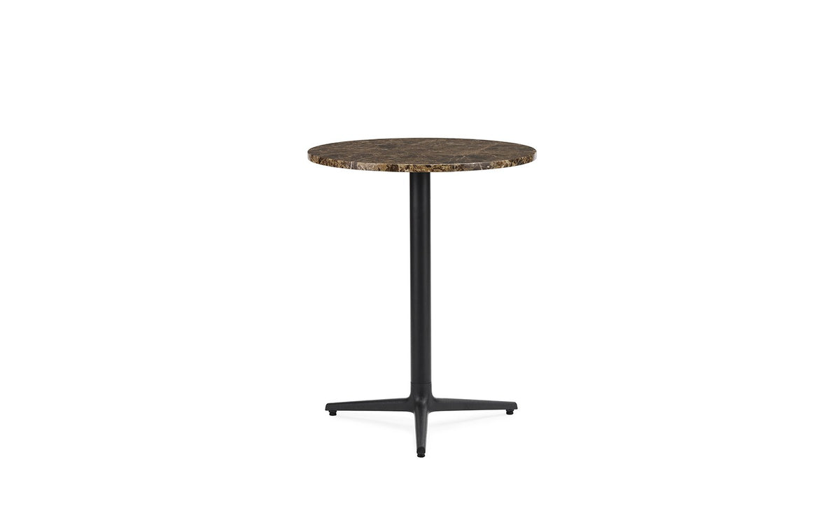 Runder Esstisch der Serie Allez von Normann Copenhagen mit weisser Marmor-Tischplatte und dreibeinigem Gestell aus Gusseisen.