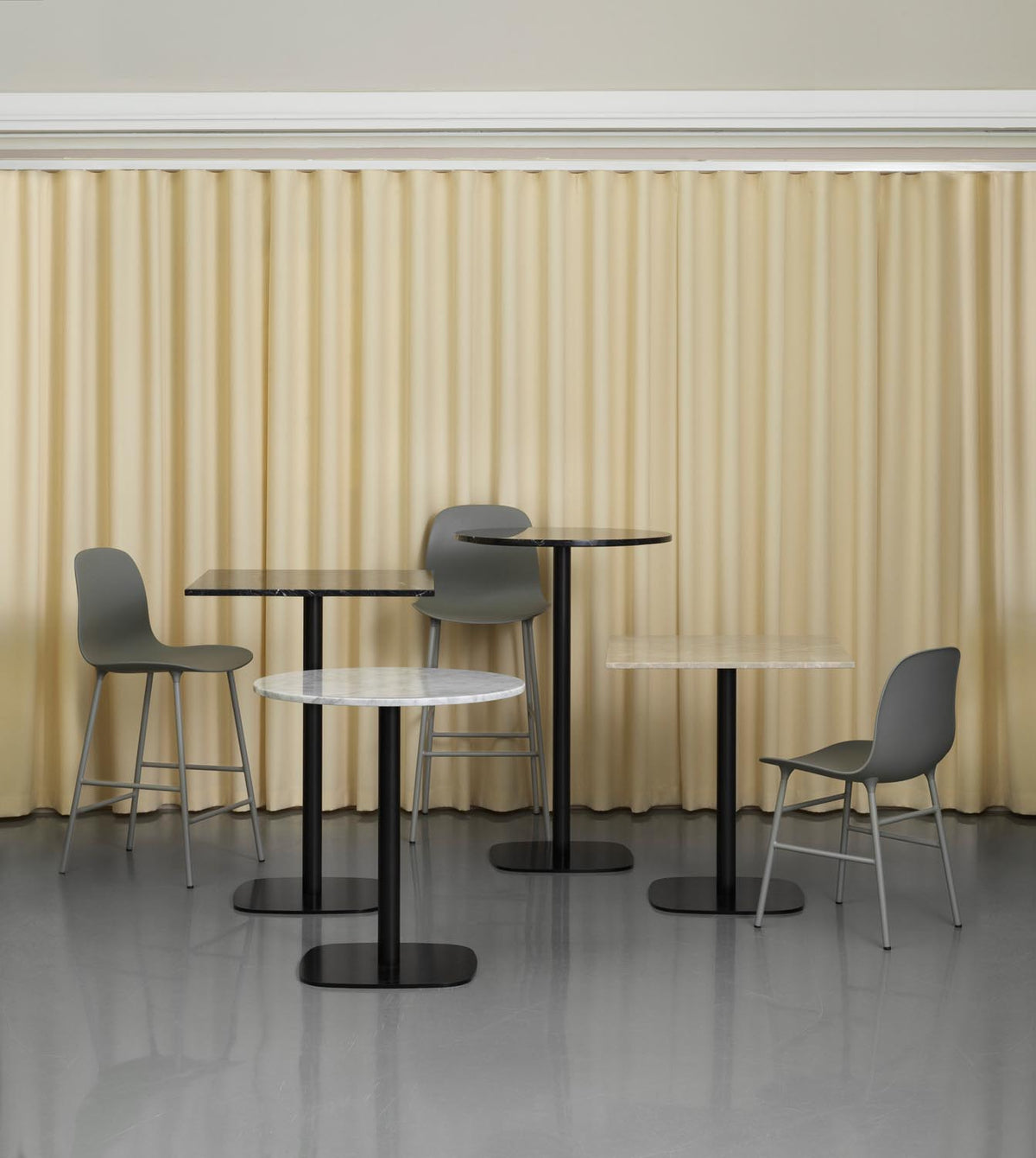 Quadratischer Esstisch mit schwarzer Marmorplatte und Gestell aus schwarz lackiertem Aluminium, Modell Form Café Tisch H65.
