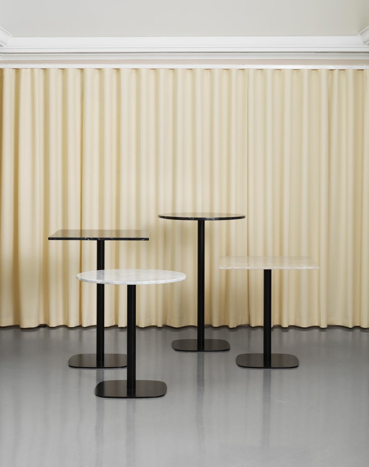 Quadratischer Esstisch mit schwarzer Marmorplatte und Gestell aus schwarz lackiertem Aluminium, Modell Form Café Tisch H65.
