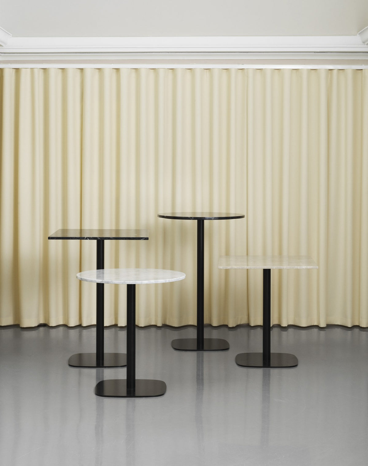 Runder Esstisch Form Cafe Table von Normann Copenhagen mit schwarzer Marmor-Tischplatte und Gestell aus schwarz lackiertem Aluminium.