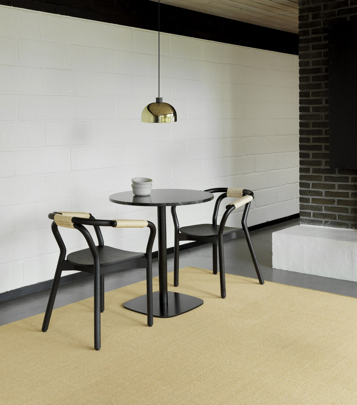 Runder Esstisch Form Cafe Table von Normann Copenhagen mit schwarzer Marmor-Tischplatte und Gestell aus schwarz lackiertem Aluminium.