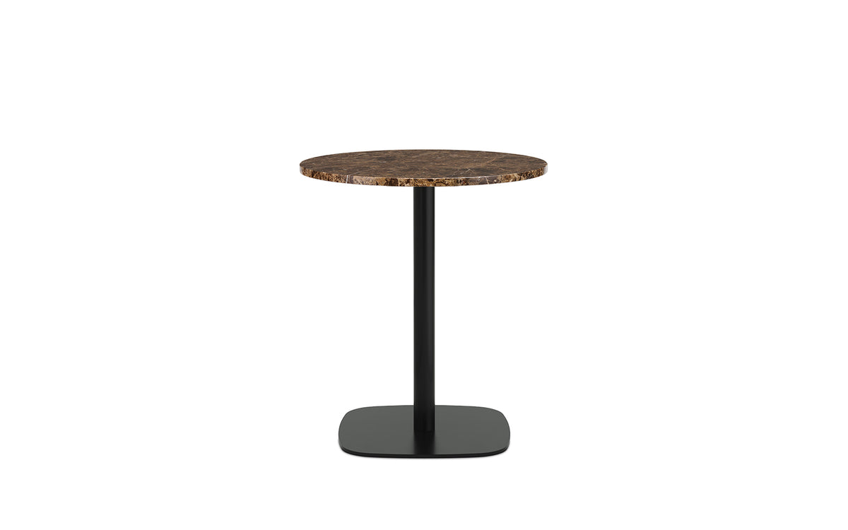 Runder Esstisch Form Cafe Table von Normann Copenhagen mit schwarzer Marmor-Tischplatte und Gestell aus schwarz lackiertem Aluminium.