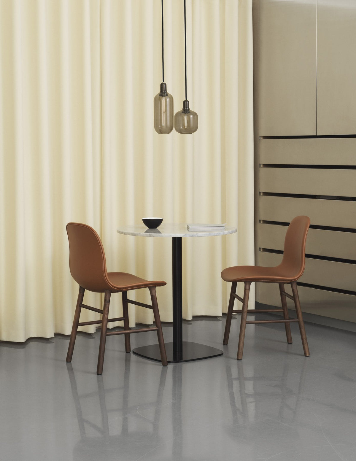 Runder Esstisch Form Café Table von Normann Copenhagen mit schwarzer Marmorplatte und Gestell aus schwarz lackiertem Aluminium.