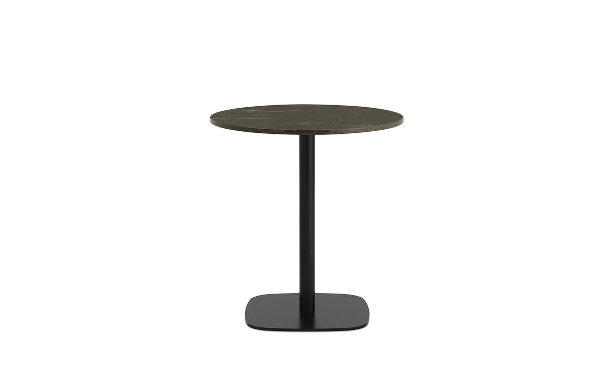 Runder Esstisch Form Café Table von Normann Copenhagen mit schwarzer Marmorplatte und Gestell aus schwarz lackiertem Aluminium.
