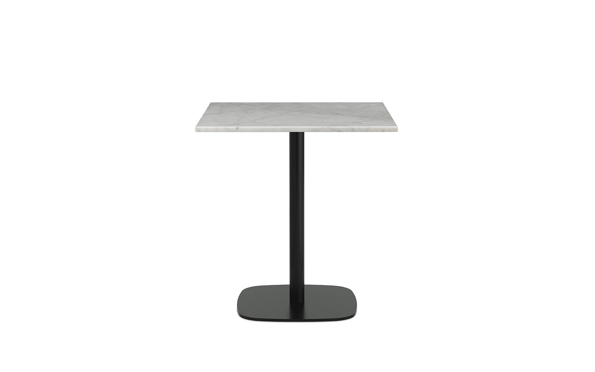 Quadratischer Esstisch Form Café Table von Normann Copenhagen mit schwarzer Marmor-Tischplatte und Beinen aus schwarz lackiertem Aluminium.