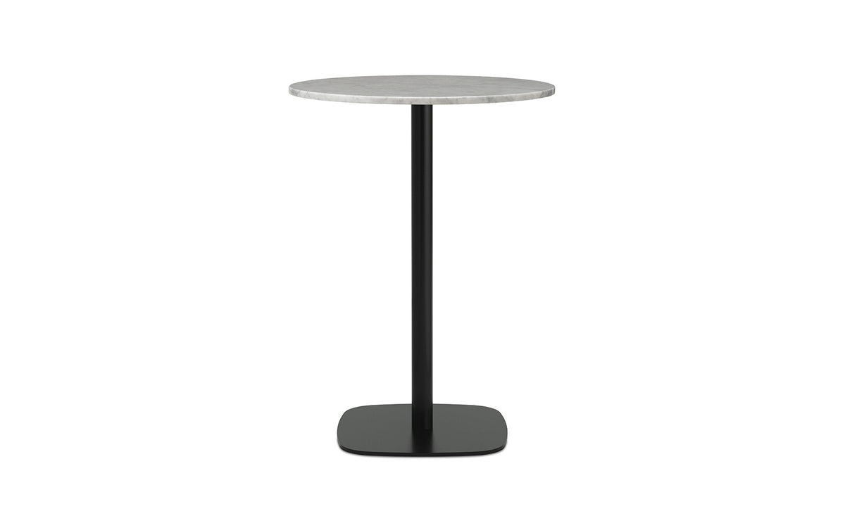 Runder Hochtisch Form Cafe Table von Normann Copenhagen mit Tischplatte aus schwarzem Marmor und Gestell aus schwarz lackiertem Aluminium.