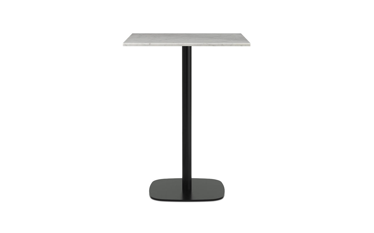 Schwarzer Hochtisch Form Café Table von Normann Copenhagen mit quadratischer Marmorplatte und Beinen aus schwarz lackiertem Aluminium.