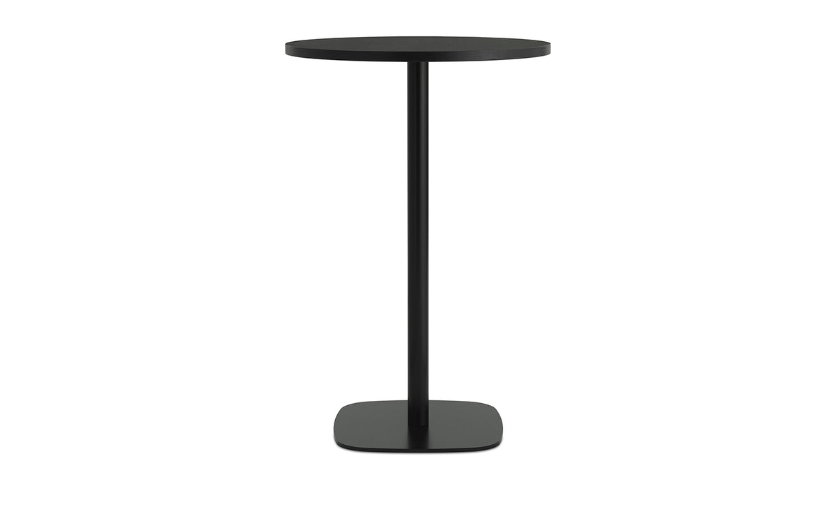Runder Hochtisch Form Café Table aus Eiche mit Beinen aus schwarz lackiertem Aluminium, Design von Normann Copenhagen.