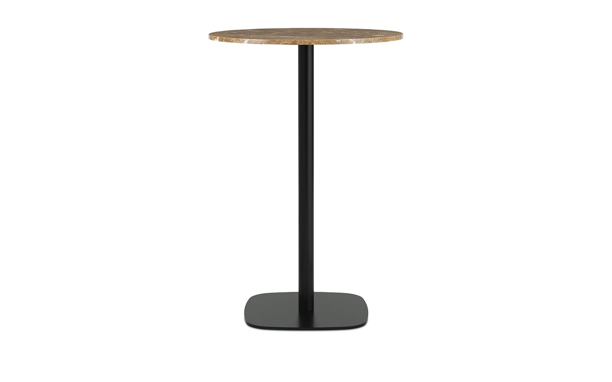 Runder Hochtisch Form Cafe Table von Normann Copenhagen mit Marmor-Tischplatte in Sand und Beinen aus schwarz lackiertem Aluminium.