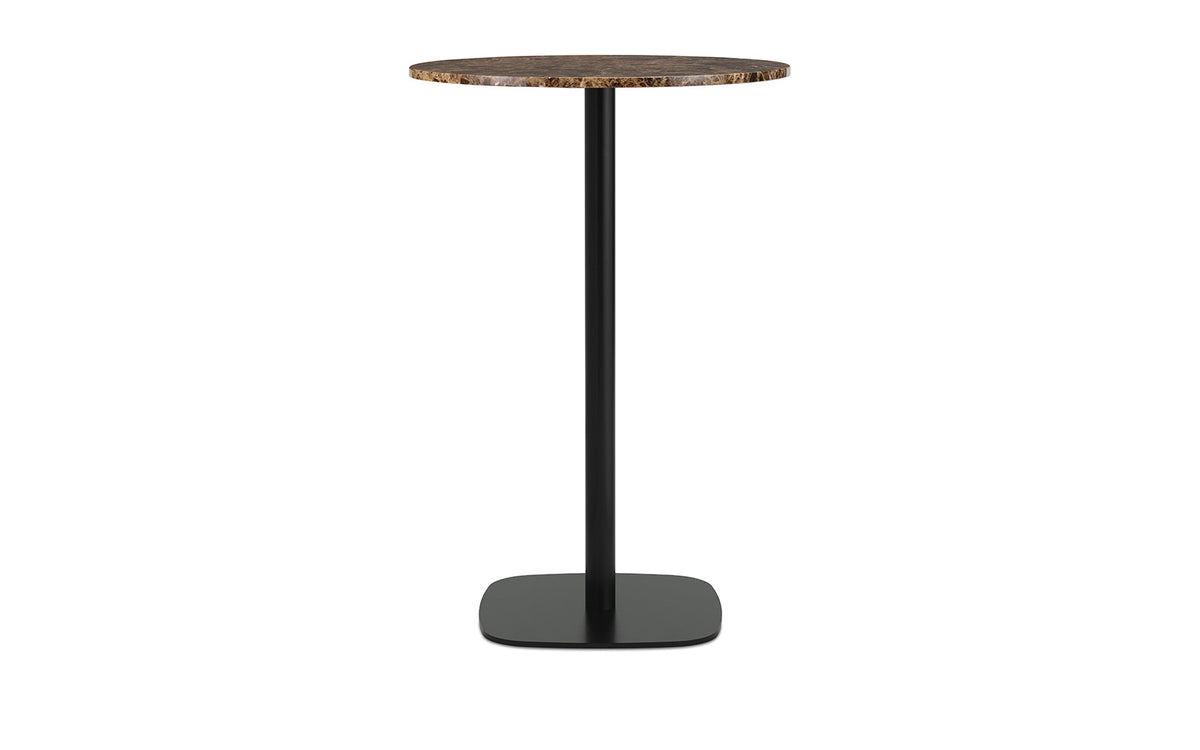 Runder Hochtisch Form Cafe Table von Normann Copenhagen mit Marmor-Tischplatte in Sand und Beinen aus schwarz lackiertem Aluminium.