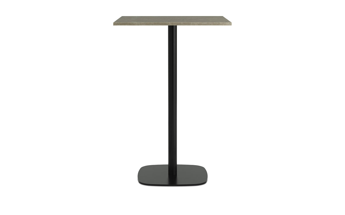 Hochtisch Form Café Table von Normann Copenhagen mit weisser Marmor-Tischplatte und Beinen aus schwarz lackiertem Aluminium, Grösse 70x70x104,5 cm.