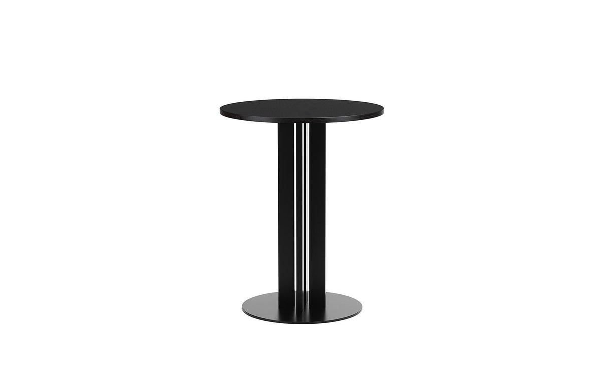 Runder Esstisch Scala Café Table von Normann Copenhagen mit Eichenplatte und schwarzem Aluminiumgestell, Durchmesser 60 cm, Höhe 75 cm.