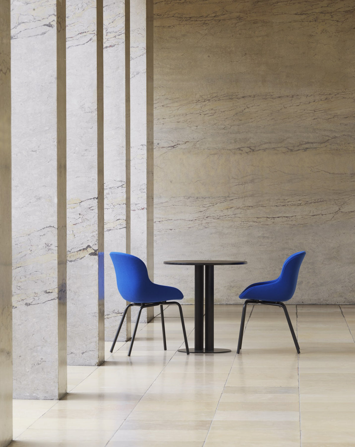 Runder Esstisch Scala von Normann Copenhagen mit Eichen-Tischplatte und vier Beinen aus schwarz lackiertem Aluminium.