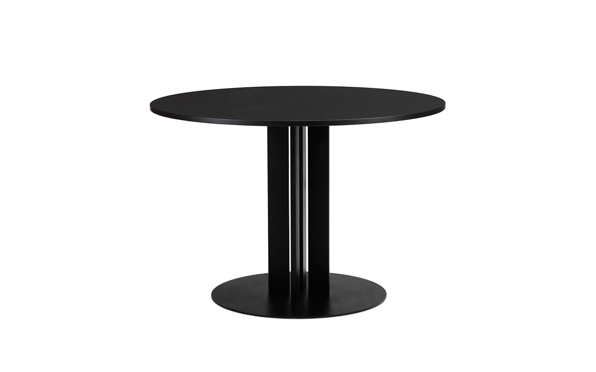 Runder Esstisch Scala von Normann Copenhagen mit Tischplatte in schwarz eiche und Beinen aus schwarz lackiertem Aluminium, Durchmesser 110 cm.