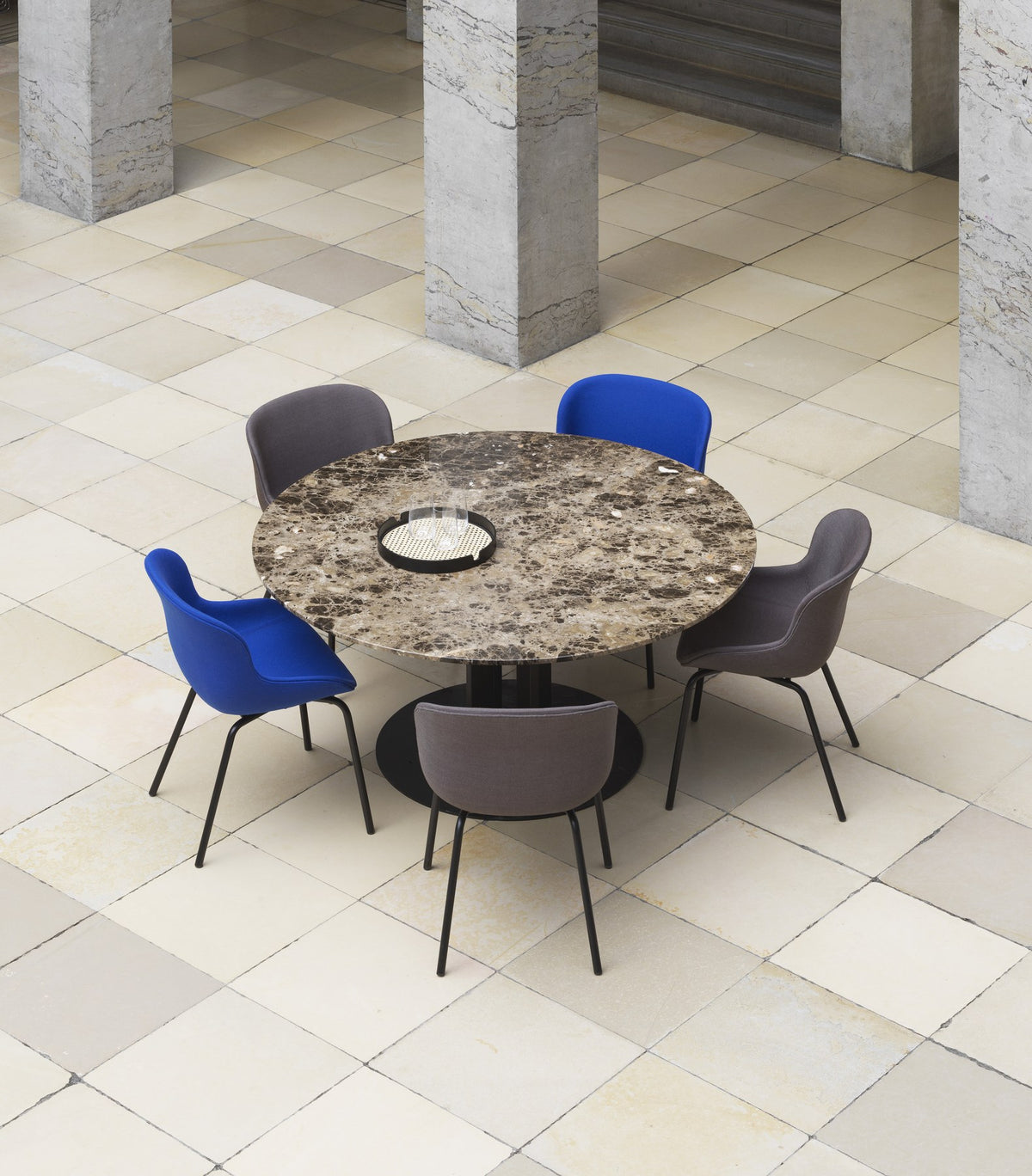 Runder Esstisch Scala von Normann Copenhagen mit weisser Marmor-Tischplatte auf vierbeinigem Stahlgestell in Pulverbeschichtung.
