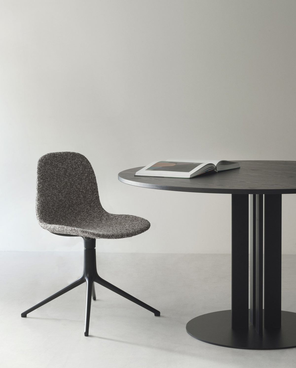 Runder Esstisch Scala von Normann Copenhagen mit Eiche-Furnier-Tischplatte und pulverbeschichtetem Stahlgestell aus vier Säulen, Ø130 cm.
