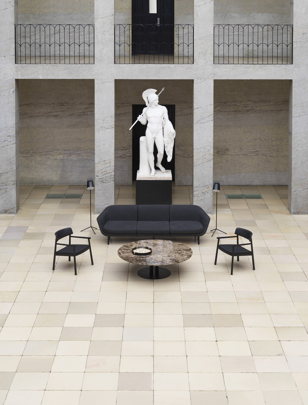 Runder Beistelltisch Scala von Normann Copenhagen mit weisser Marmor-Tischplatte auf schlankem Gestell aus vier pulverbeschichteten Stahlsäulen.