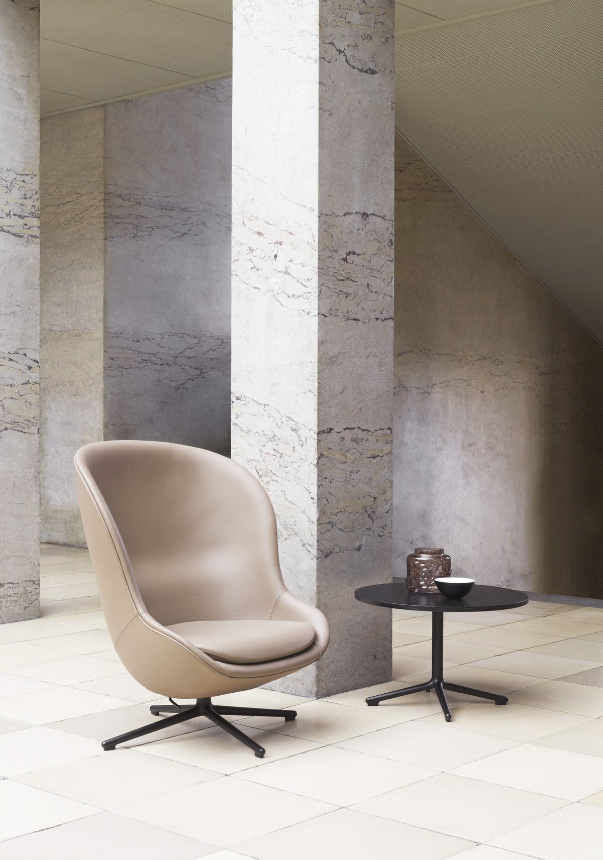 Runder Beistelltisch Lunar von Normann Copenhagen mit Tischplatte in Schwarz Eiche und Beinen aus poliertem Aluminium, Höhe 40 cm, Durchmesser 70 cm.