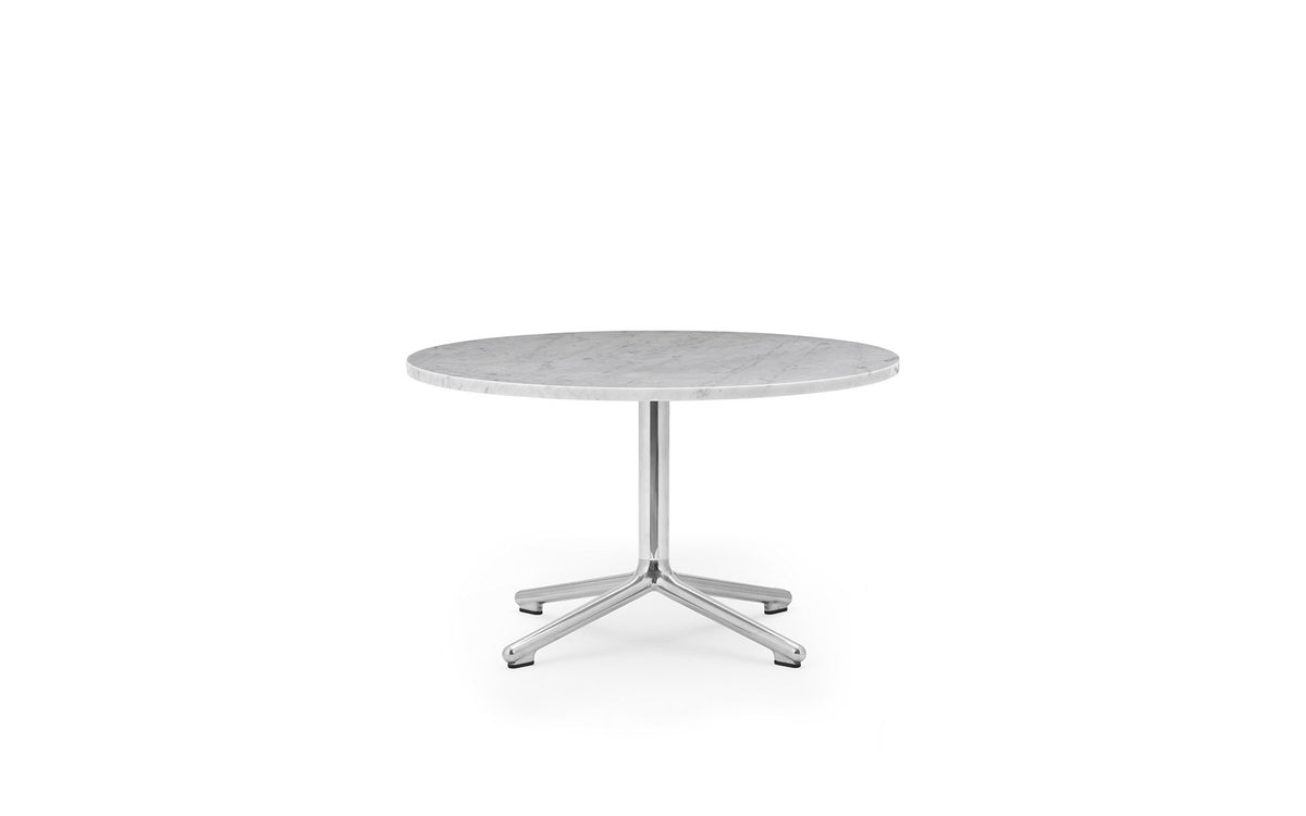 Runder Beistelltisch Lunar mit Tischplatte aus Sand-Marmor und Gestell aus poliertem Aluminium, Höhe 40 cm, Durchmesser 70 cm.