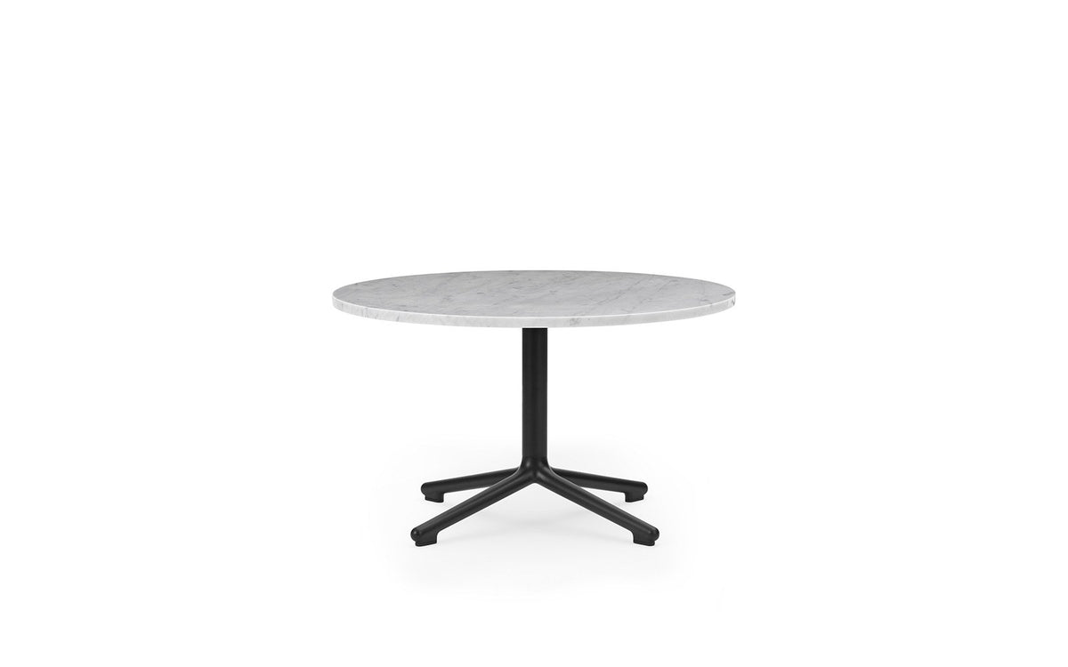 Runder Beistelltisch Lunar mit Tischplatte aus weissem Marmor und Gestell aus schwarz lackiertem Aluminium, Höhe 40 cm.