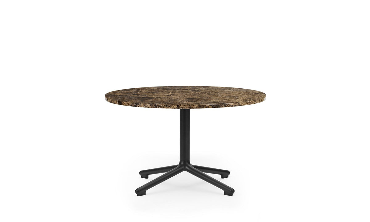 Runder Beistelltisch Lunar mit Tischplatte aus weissem Marmor und Gestell aus schwarz lackiertem Aluminium, Höhe 40 cm.