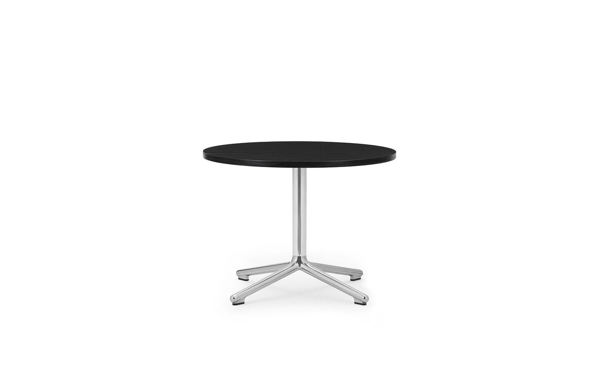 Runder Couchtisch Lunar mit Tischplatte aus schwarzer Eiche und Beinen aus poliertem Aluminium, Durchmesser 60 cm, Höhe 45 cm.