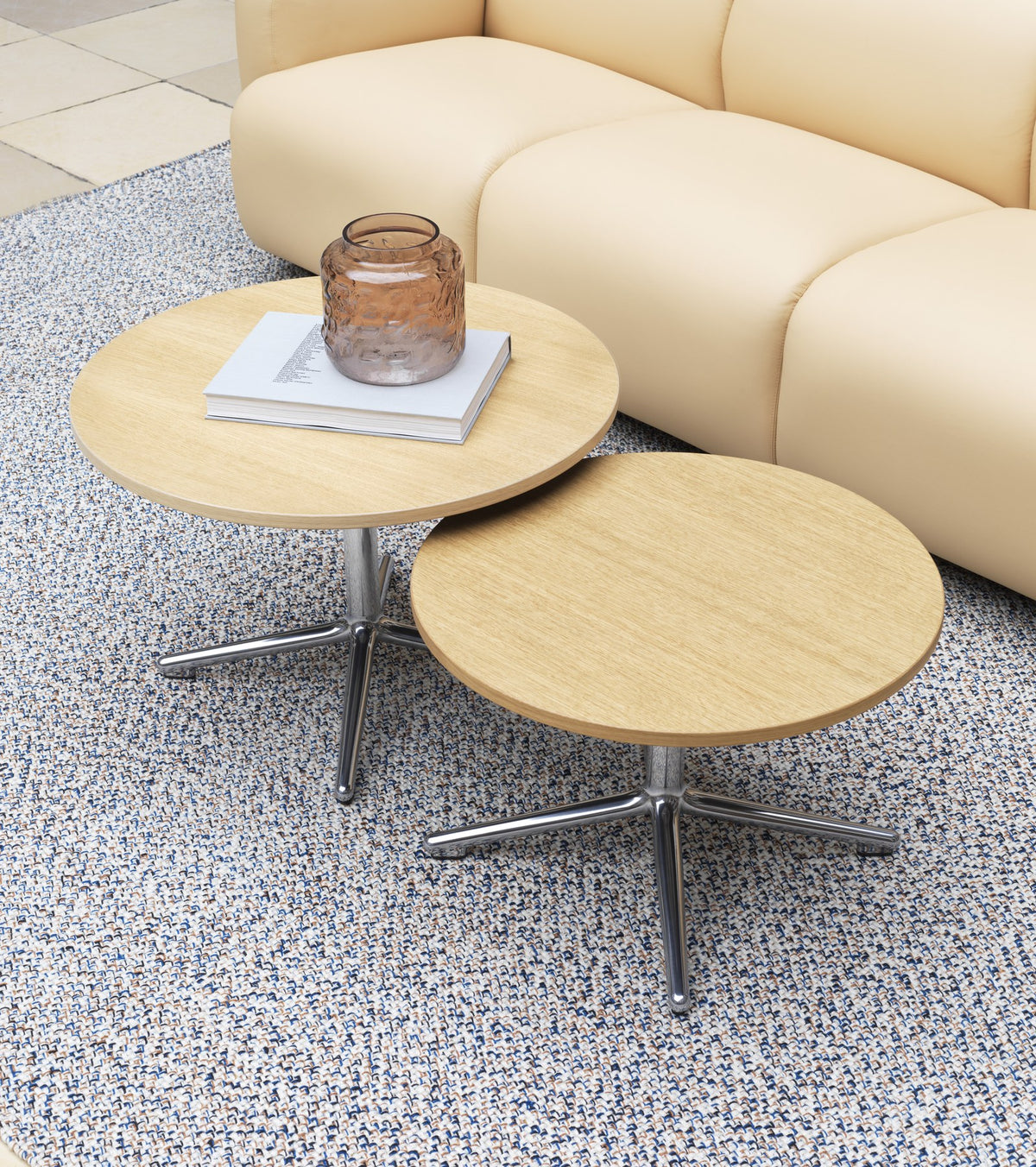 Runder Couchtisch Lunar mit weisser Marmor-Tischplatte und Beinen aus schwarz lackiertem Aluminium, Durchmesser 60 cm, Höhe 45 cm.