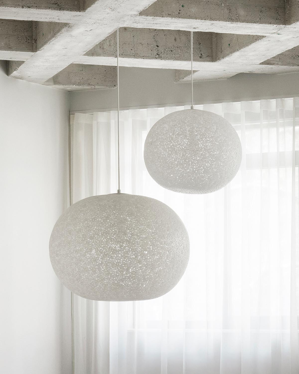 Weisse Pendelleuchte Act Ø80 von Normann Copenhagen aus verschmolzenen ovalen PE-LD Rohrringen, Durchmesser 80cm, Höhe 60cm.
