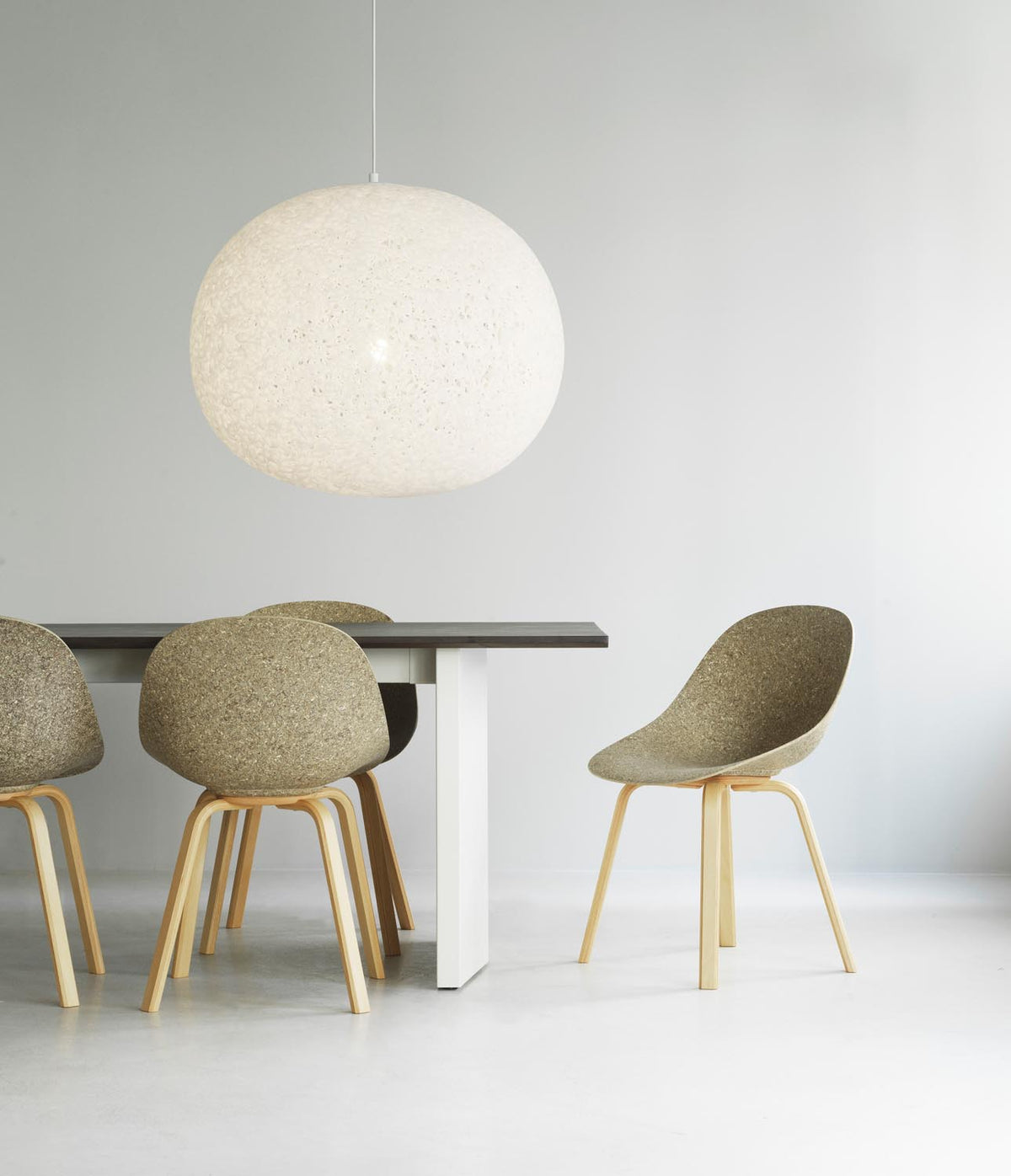 Weisse Pendelleuchte Act Ø80 von Normann Copenhagen aus verschmolzenen ovalen PE-LD Rohrringen, Durchmesser 80cm, Höhe 60cm.