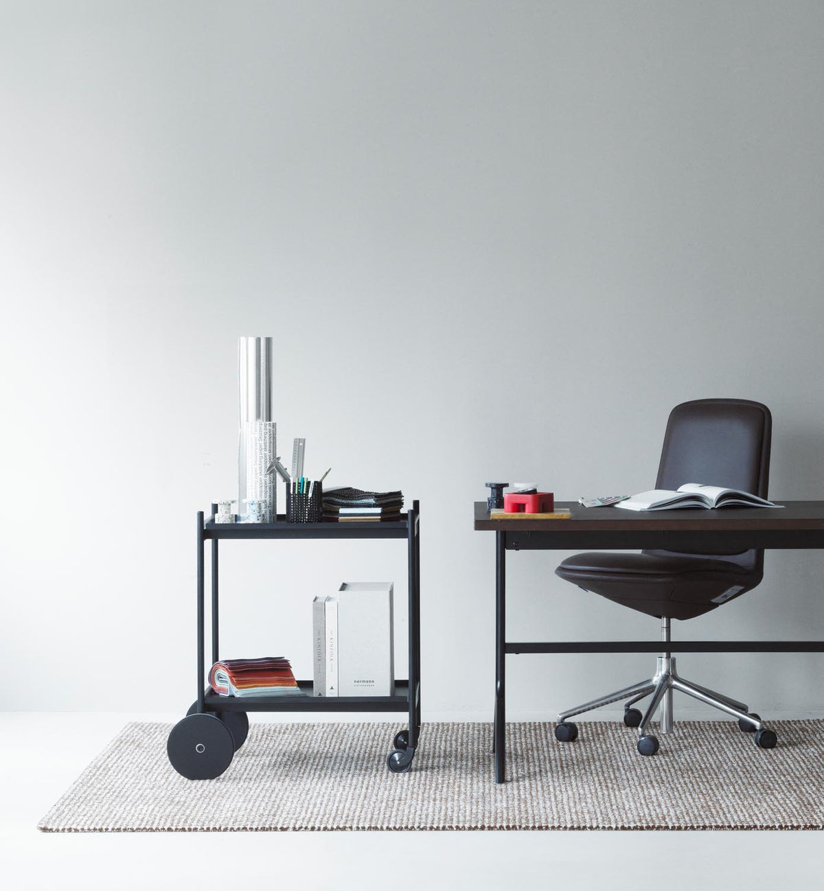 Handgetufteter Teppich Flick von Normann Copenhagen aus 100% Neuseeland Wolle in Off White und Braun, Grösse 80x200 cm.