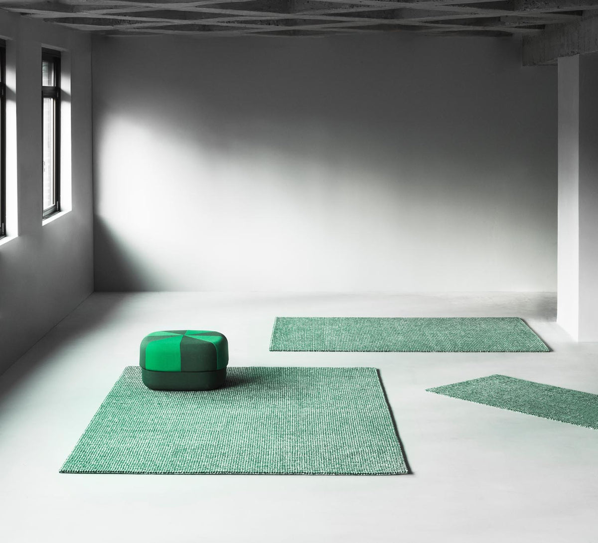 Handgetufteter Teppich Flick von Normann Copenhagen aus 100% Neuseeland Wolle in Off White und Braun, Grösse 170x240 cm.