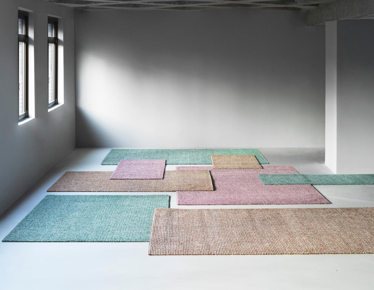 Handgetufteter Flick Teppich aus 100% Neuseeland Wolle in Off White/Braun, 300x200 cm, mit fliessendem Flecken-Muster von Normann Copenhagen.