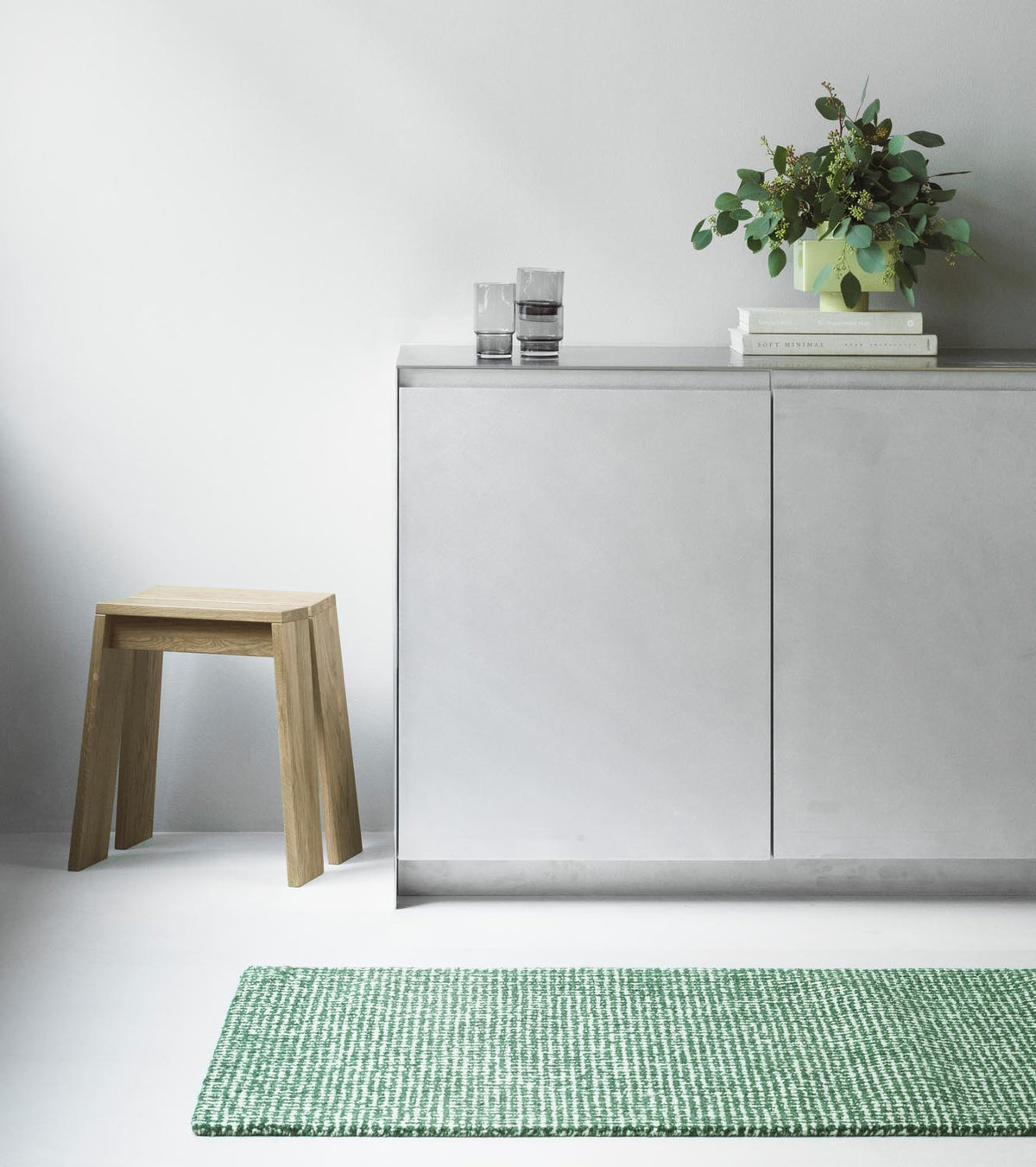 Handgetufteter Flick Teppich aus 100% Neuseeland Wolle in Off White/Braun, 300x200 cm, mit fliessendem Flecken-Muster von Normann Copenhagen.