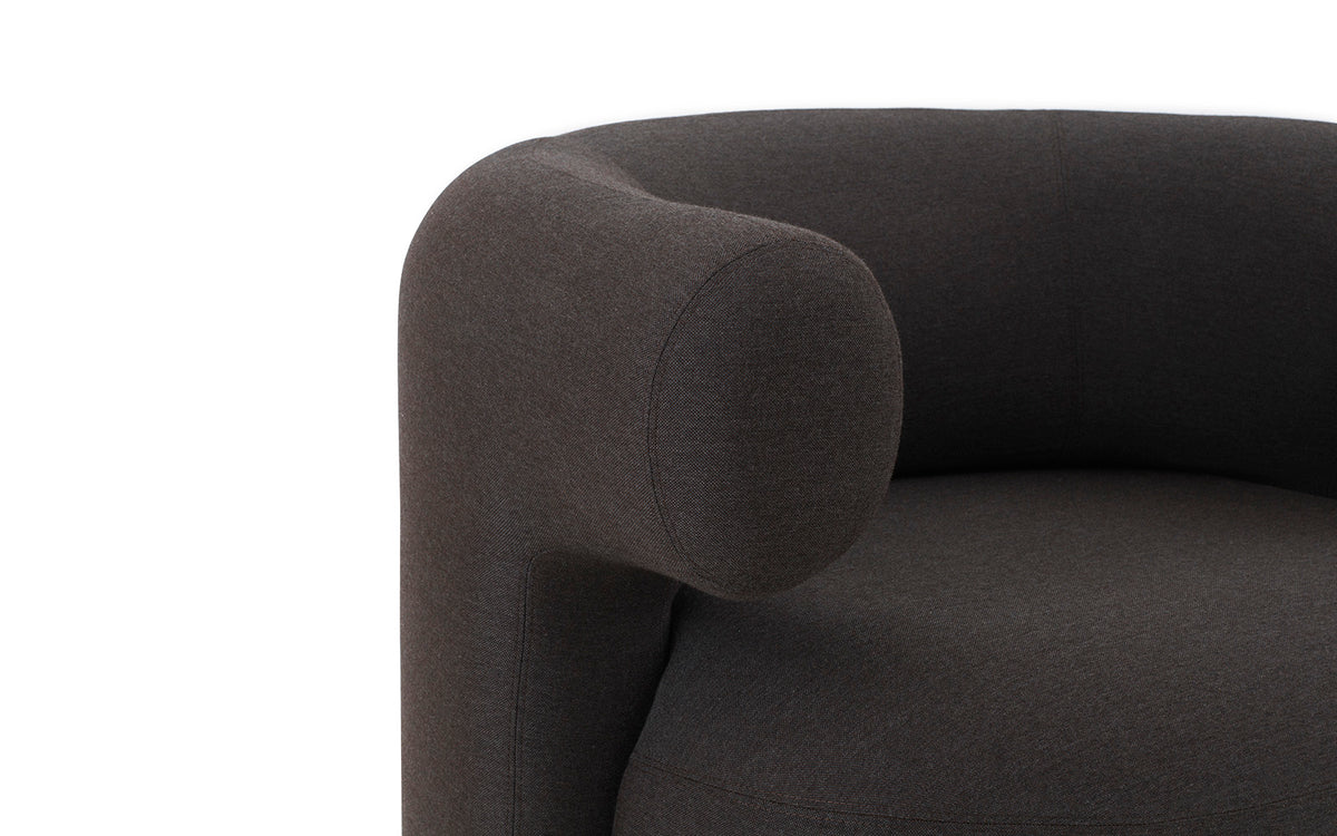 Drehsessel Burra Outdoor von Normann Copenhagen in Natté, Gestell aus Stahl und lackiertem Holz, runde skulpturale Sitzform.