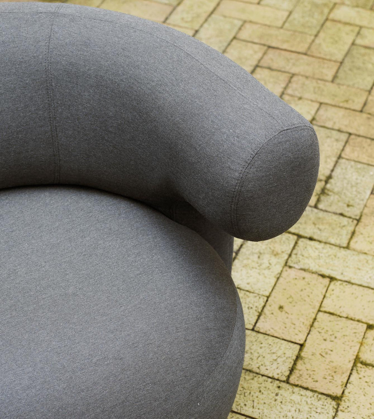 Drehsessel Burra Outdoor von Normann Copenhagen in Natté, Gestell aus Stahl und lackiertem Holz, runde skulpturale Sitzform.
