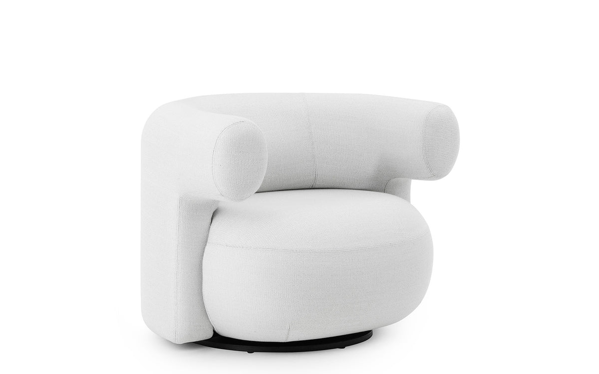 Drehsessel Burra Outdoor von Normann Copenhagen in Natté, Gestell aus Stahl und lackiertem Holz, runde skulpturale Sitzform.