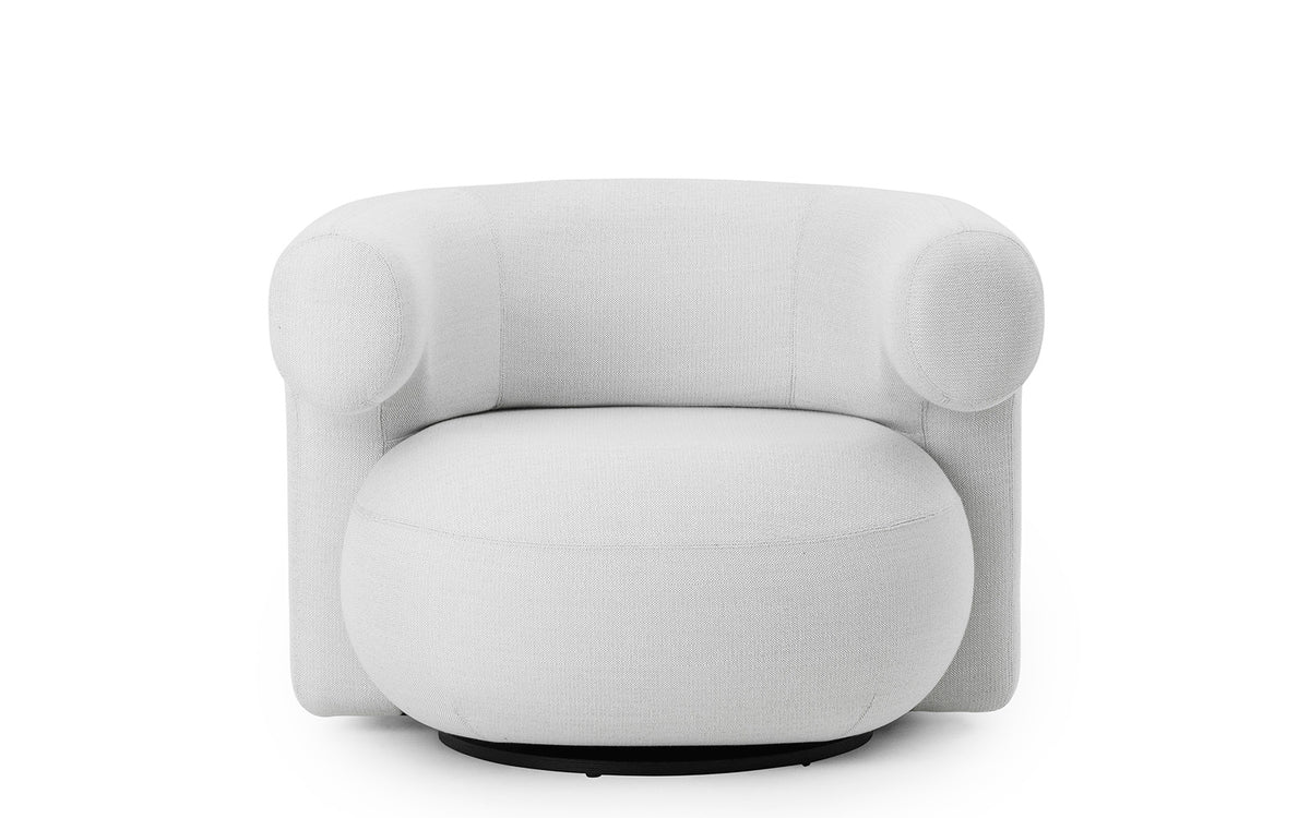 Drehsessel Burra Outdoor von Normann Copenhagen in Natté, Gestell aus Stahl und lackiertem Holz, runde skulpturale Sitzform.