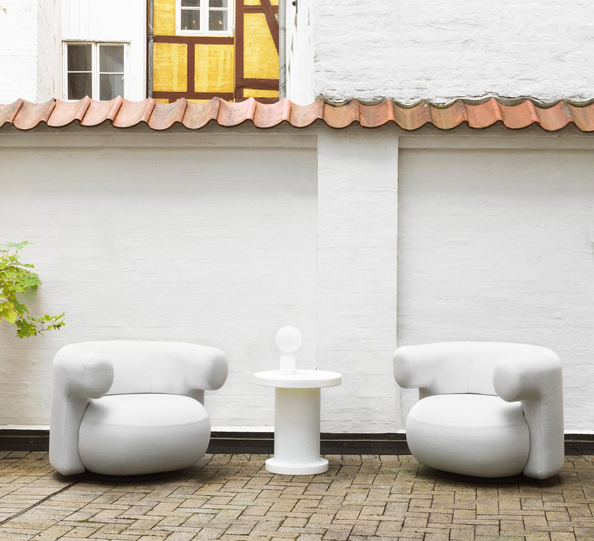 Drehsessel Burra Outdoor von Normann Copenhagen in Natté, Gestell aus Stahl und lackiertem Holz, runde skulpturale Sitzform.