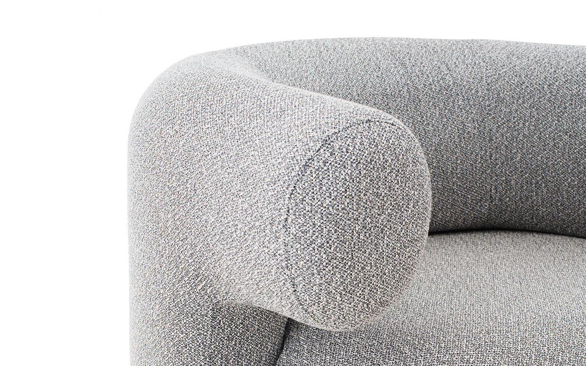 Drehsessel Burra Outdoor von Normann Copenhagen in Natté, Gestell aus Stahl und lackiertem Holz, runde skulpturale Sitzform.
