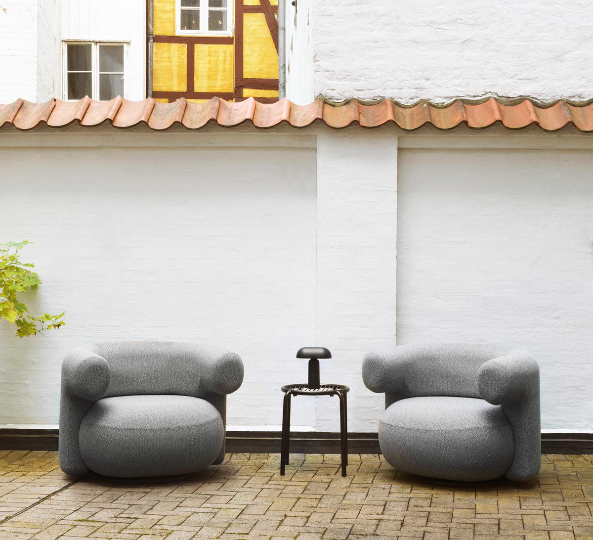 Drehsessel Burra Outdoor von Normann Copenhagen in Natté, Gestell aus Stahl und lackiertem Holz, runde skulpturale Sitzform.