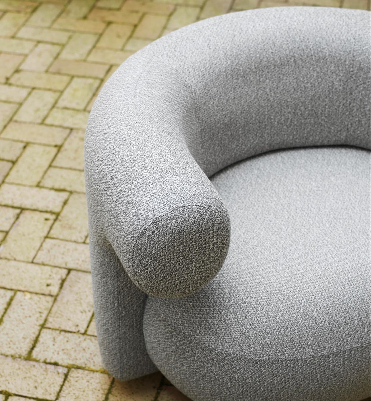 Drehsessel Burra Outdoor von Normann Copenhagen in Natté, Gestell aus Stahl und lackiertem Holz, runde skulpturale Sitzform.
